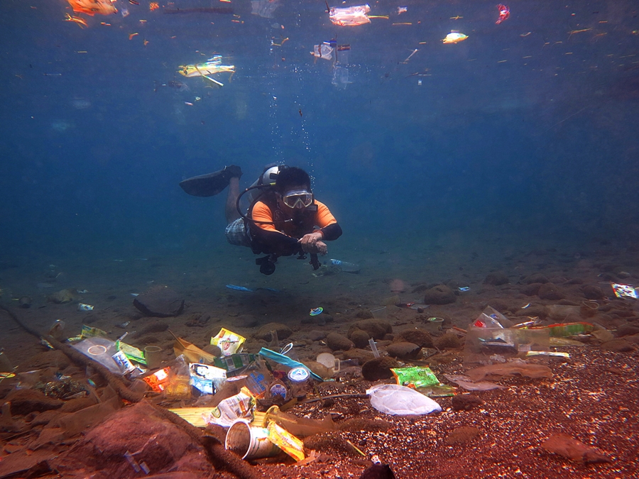 Bukannya indah, 5 potret bawah laut Indonesia ini justru penuh sampah