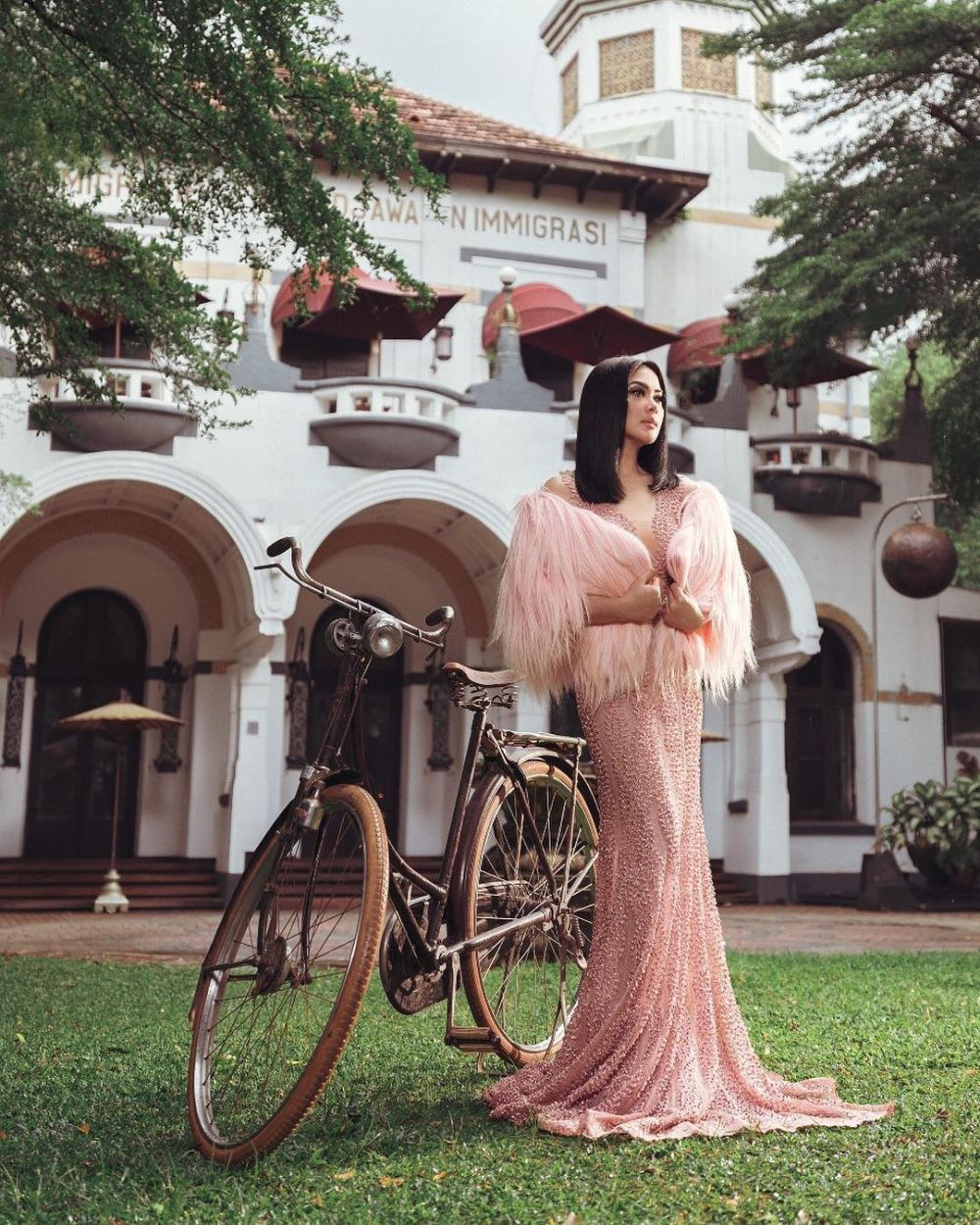 Mirip Barbie, penampilan 7 seleb saat pemotretan ini bikin pangling