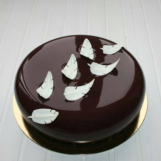 8 Kreasi mirror glaze cake, kue bak keramik yang lagi hits