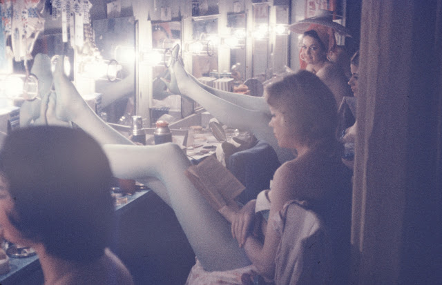 12 Foto aktivitas belakang panggung penari diskotek di New York 1950