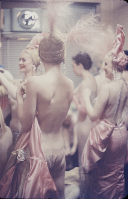 12 Foto aktivitas belakang panggung penari diskotek di New York 1950