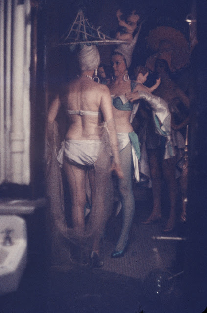12 Foto aktivitas belakang panggung penari diskotek di New York 1950
