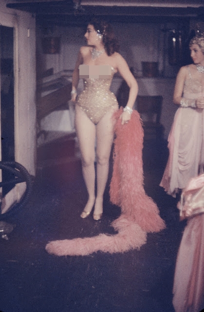 12 Foto aktivitas belakang panggung penari diskotek di New York 1950