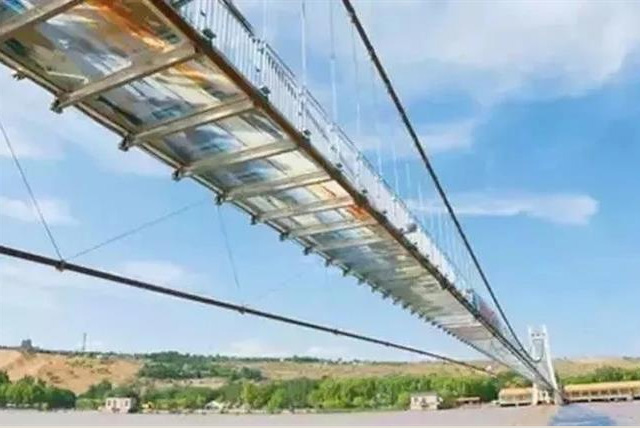 10 Penampakan jembatan kaca 3D ini bikin deg-degan mau lewat
