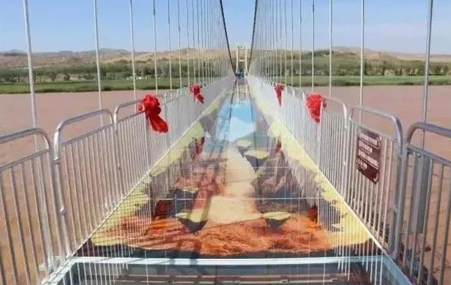 10 Penampakan jembatan kaca 3D ini bikin deg-degan mau lewat
