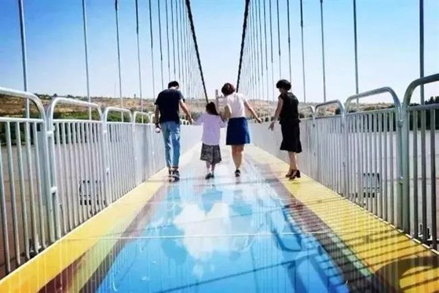 10 Penampakan jembatan kaca 3D ini bikin deg-degan mau lewat