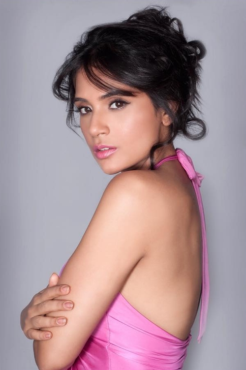 9 Potret Richa Chadha, aktris yang perankan bintang porno era 90-an