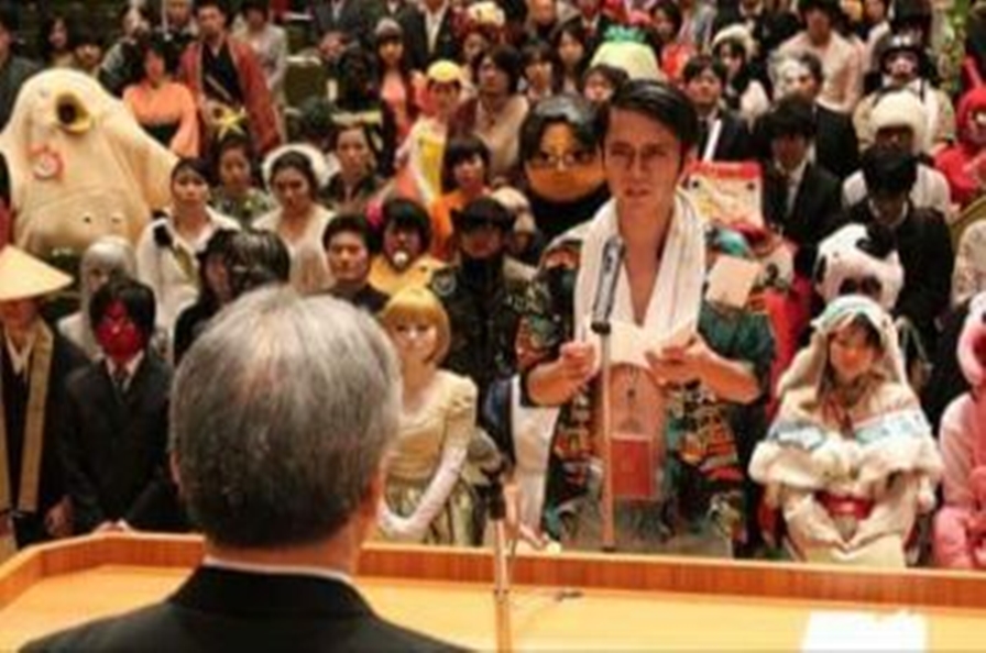 Kostum wisuda 5 mahasiswa Jepang bikin ngakak, ada yang jadi jenazah