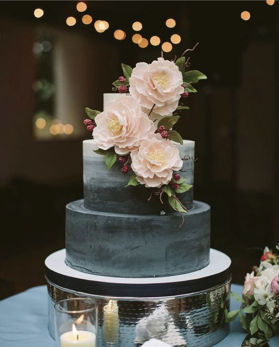 8 Kreasi wedding cake hitam ini berbeda dan elegan banget