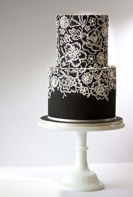 8 Kreasi wedding cake hitam ini berbeda dan elegan banget