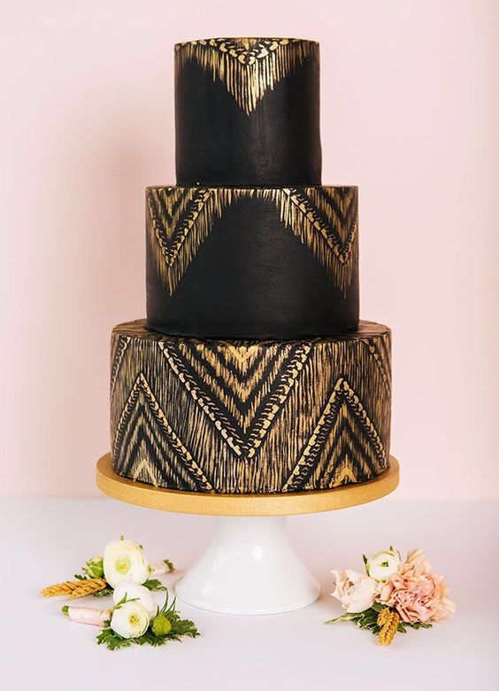 8 Kreasi wedding cake hitam ini berbeda dan elegan banget