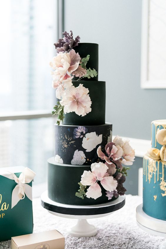 8 Kreasi wedding cake hitam ini berbeda dan elegan banget