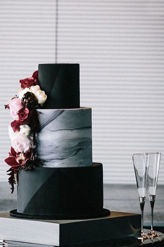 8 Kreasi wedding cake hitam ini berbeda dan elegan banget