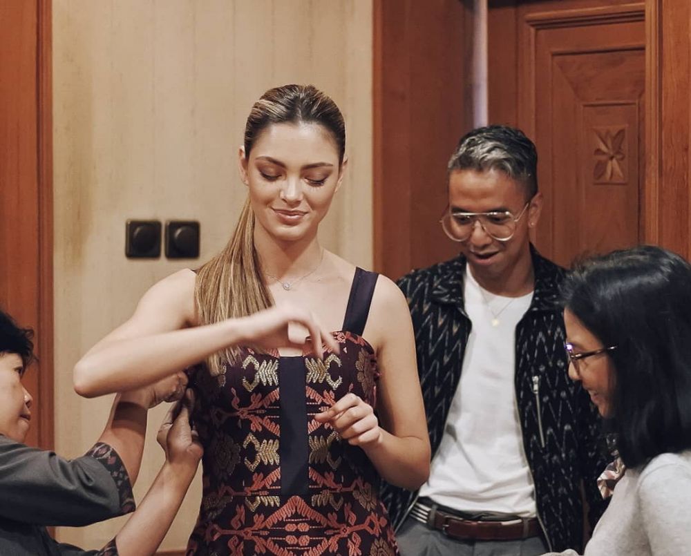 Pesona Miss Universe 2017 berbalut songket Bali, ini 6 foto cantiknya