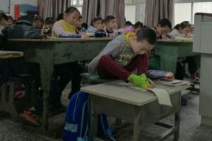 Kisah hidup bocah tunadaksa pakai kaki untuk menulis ini mengharukan