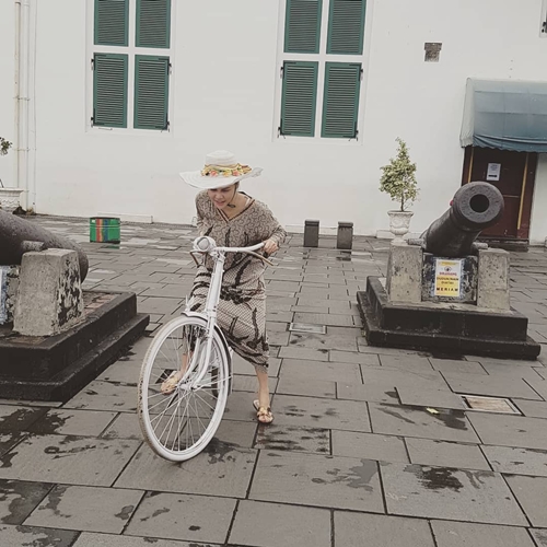 Biasanya seksi, 10 tingkah konyol DJ Butterfly ini bikin tepuk jidat