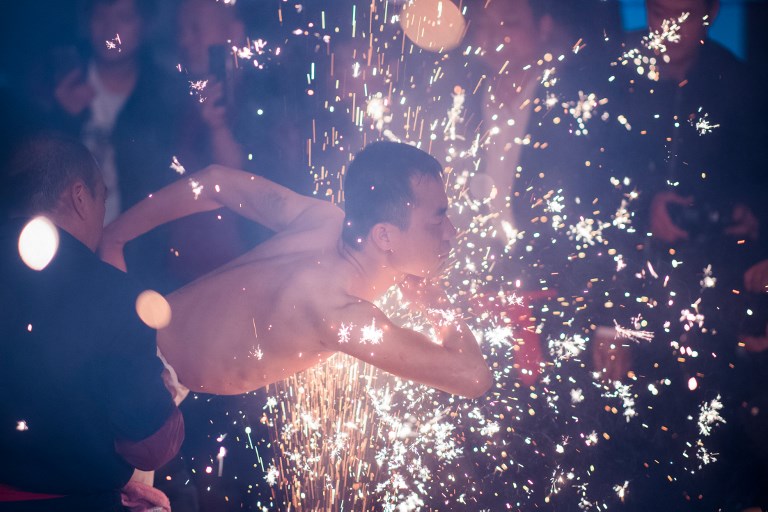 7 Aksi ngeri makan percikan kembang api ini bikin jantung deg-degan