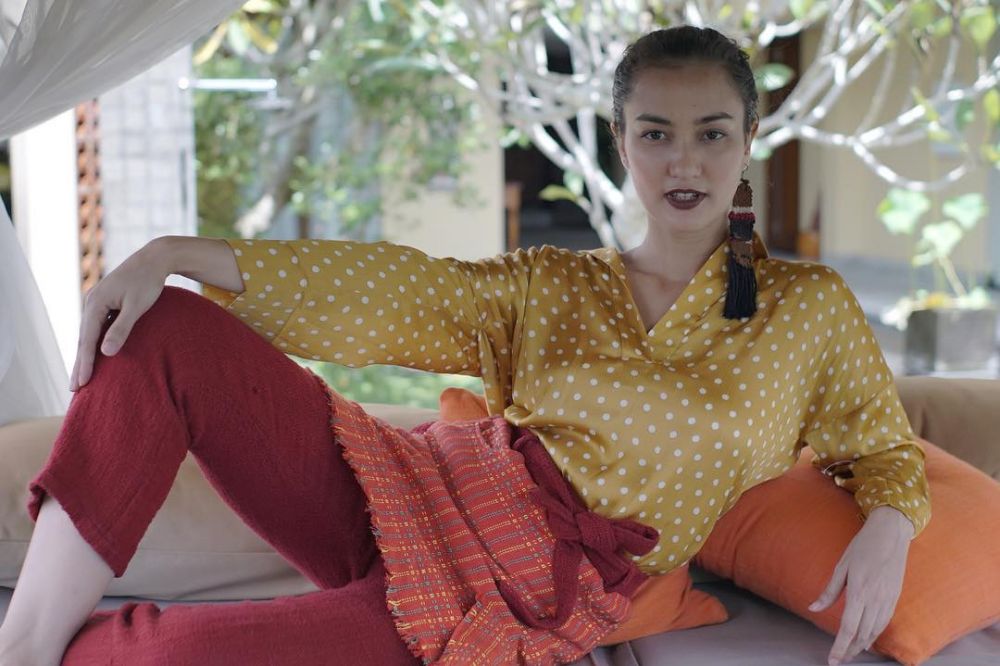 Lagi ngetren geng artis, 8 seleb cantik ini justru tak punya squad