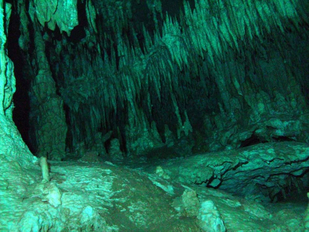10 Fakta menakjubkan gua paling dalam di dunia, isinya luar biasa