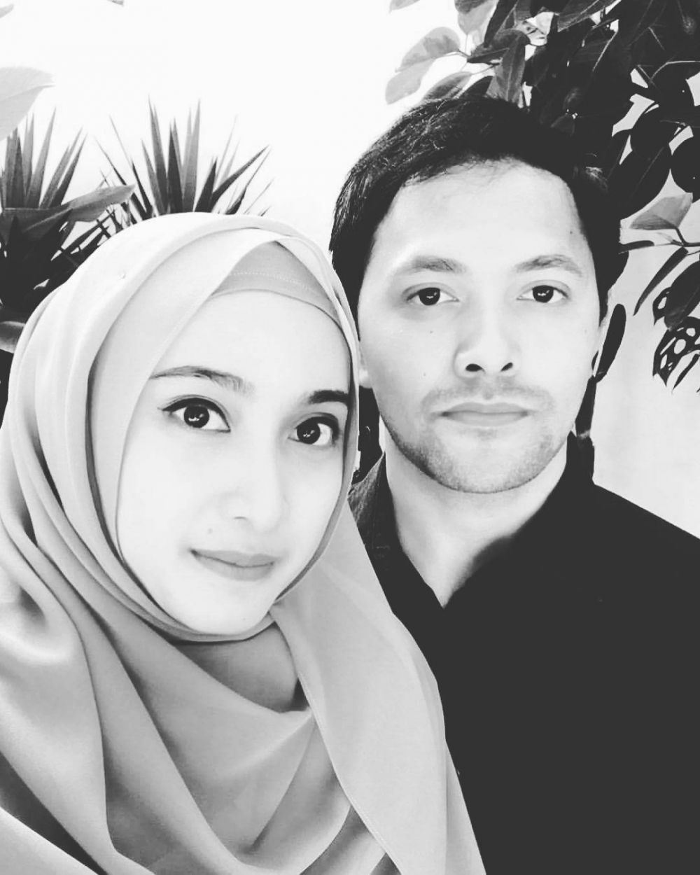 Jarang muncul, ini 10 kemesraan Husna 'Ketika Cinta Bertasbih' & suami