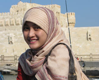 Jarang muncul, ini 10 kemesraan Husna 'Ketika Cinta Bertasbih' & suami