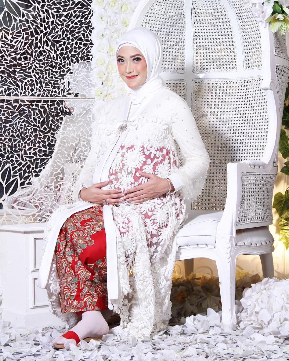 10 Potret maternity shoot Adhitya Putri, anggun bak putri raja