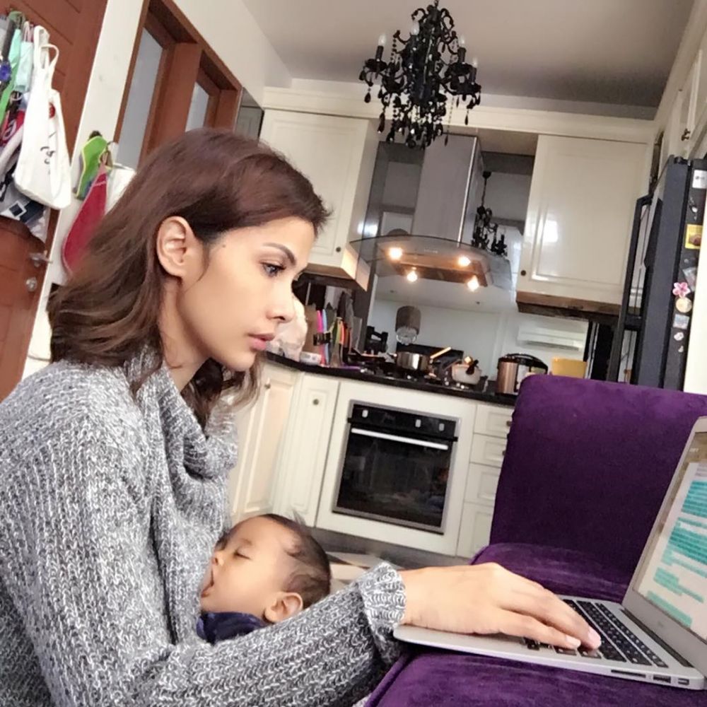 Curhat 9 seleb menyusui, puting lecet sampai beri ASI di tepi jalan