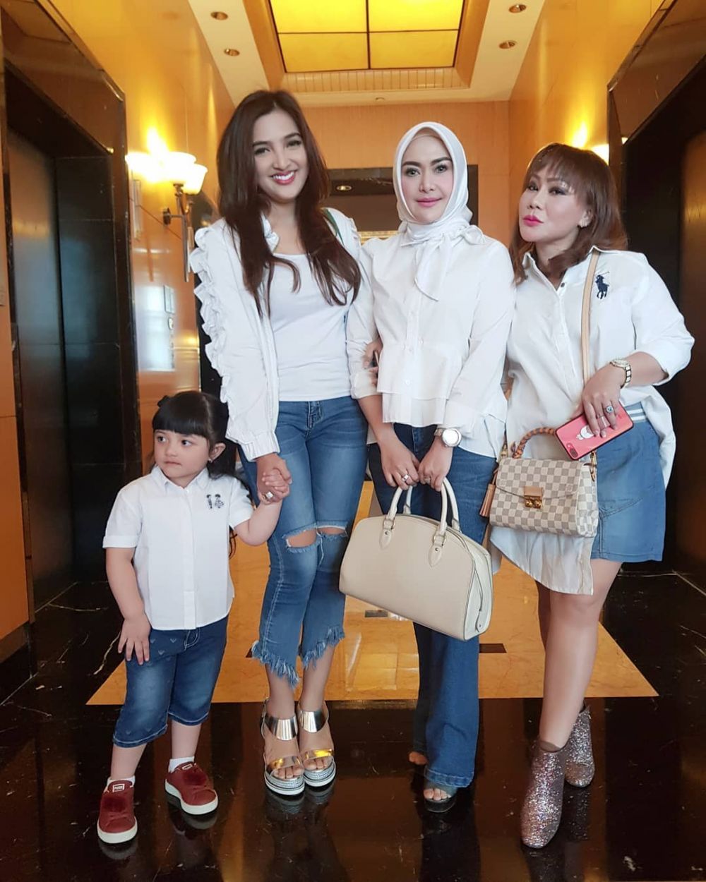 Lama vakum, ini 8 penampilan terbaru Eddies Adelia yang makin glamor