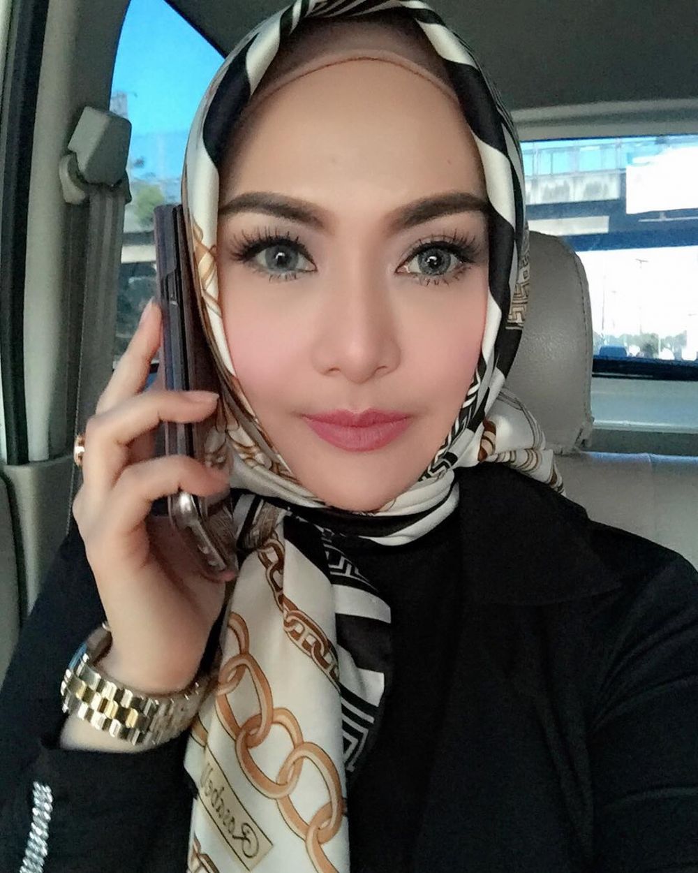 Lama vakum, ini 8 penampilan terbaru Eddies Adelia yang makin glamor