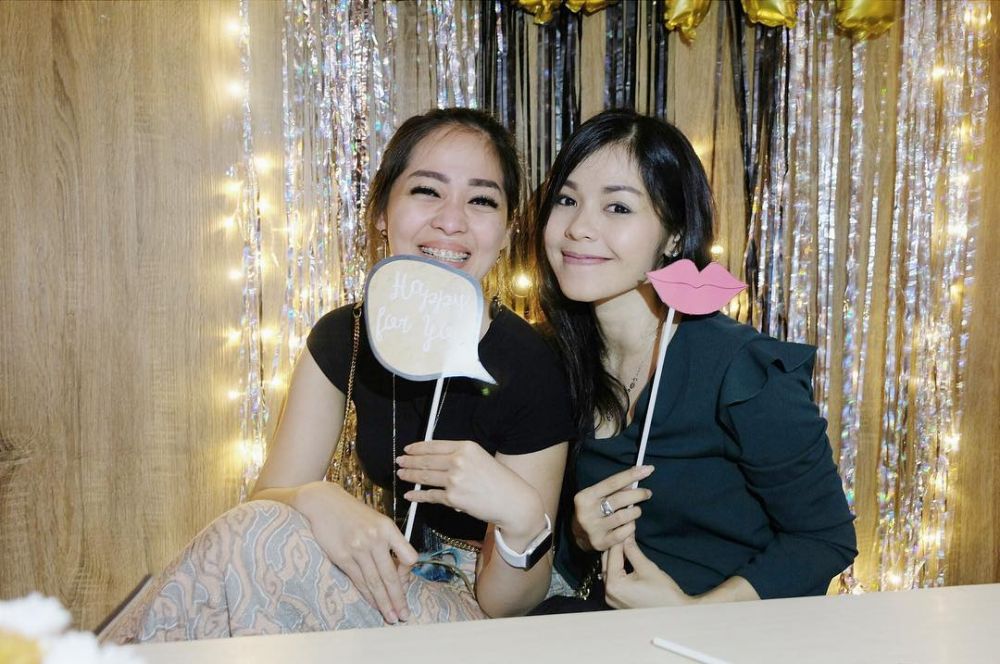 Suami 1 grup band, ini 10 potret kompak Gracia Indri & Metha Yunitria