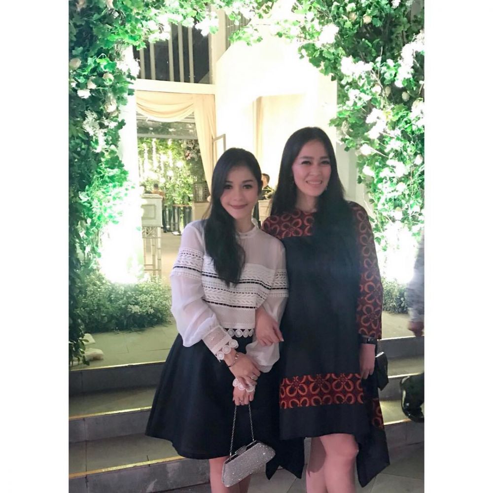 Suami 1 grup band, ini 10 potret kompak Gracia Indri & Metha Yunitria