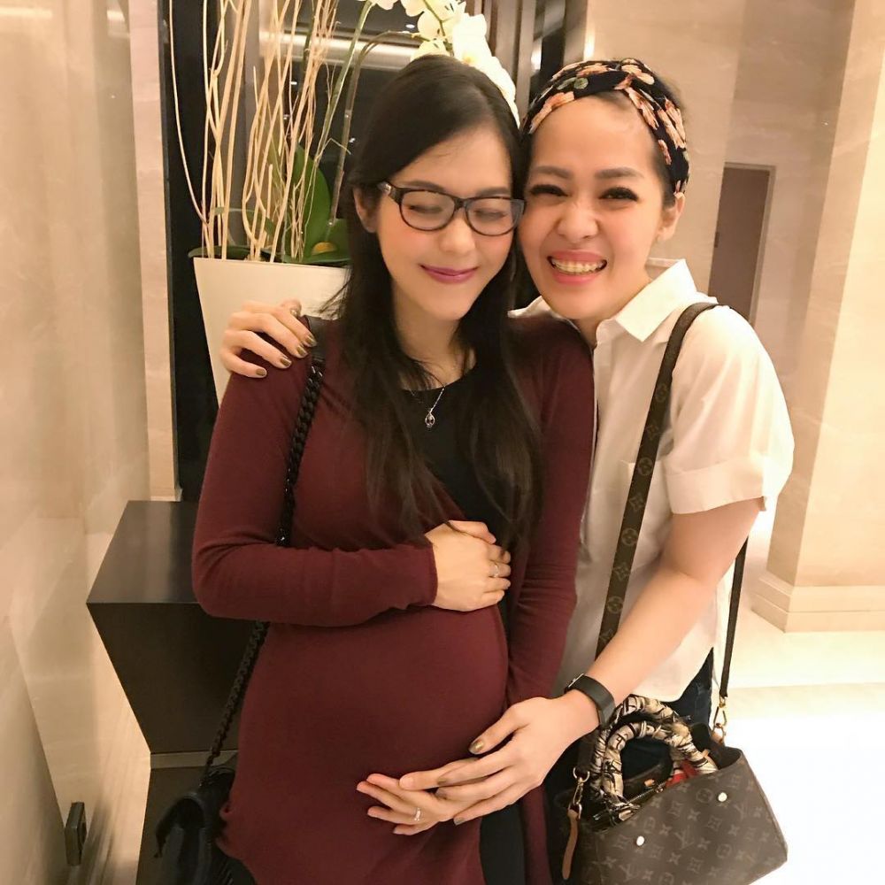 Suami 1 grup band, ini 10 potret kompak Gracia Indri & Metha Yunitria