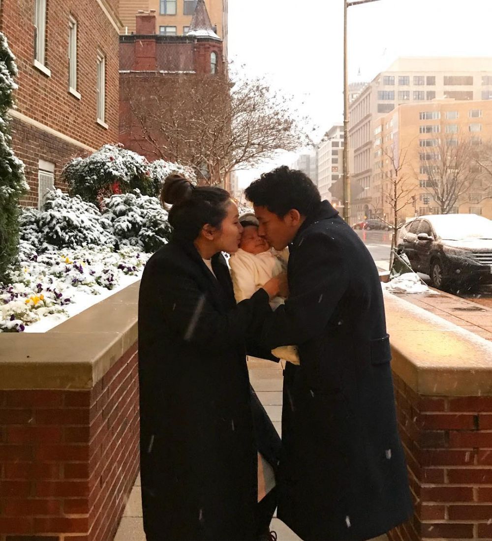 10 Potret bahagia Girindra Kara eks OK-JEK saat asuh anak pertamanya