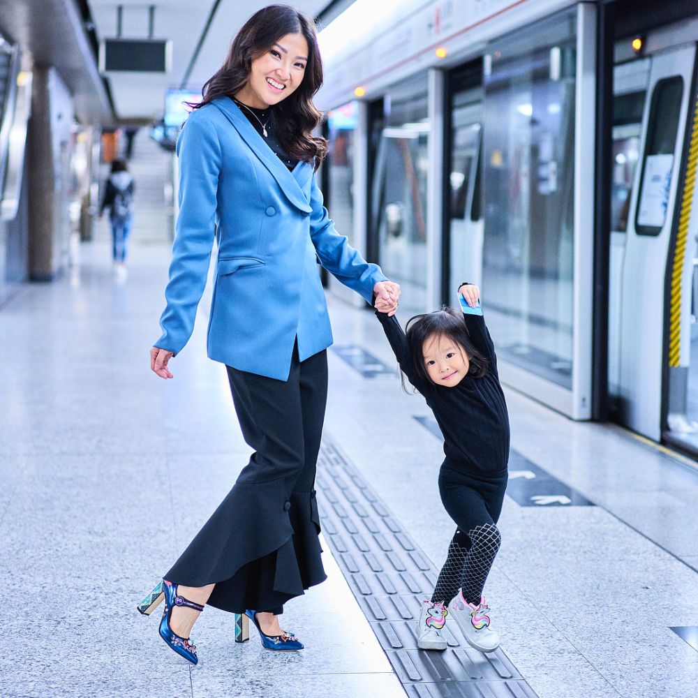 4 Gaya Sarwendah berdiri gendong anak naik kereta komuter, tetap kece