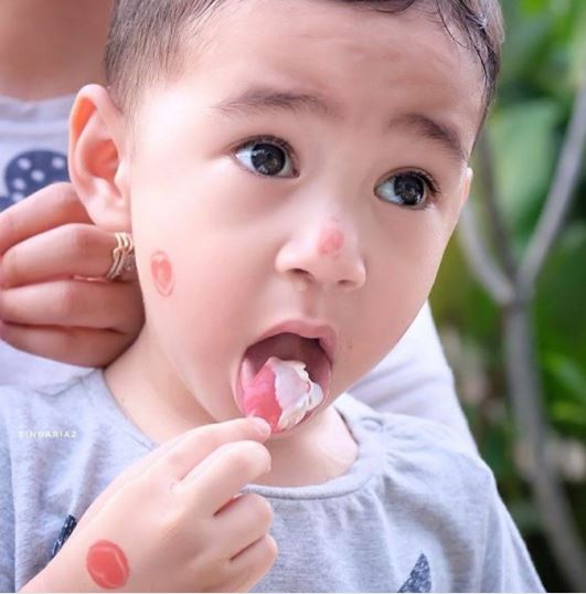 Belepotan & lahap, ini 7 gaya makan anak seleb yang ngegemesin banget