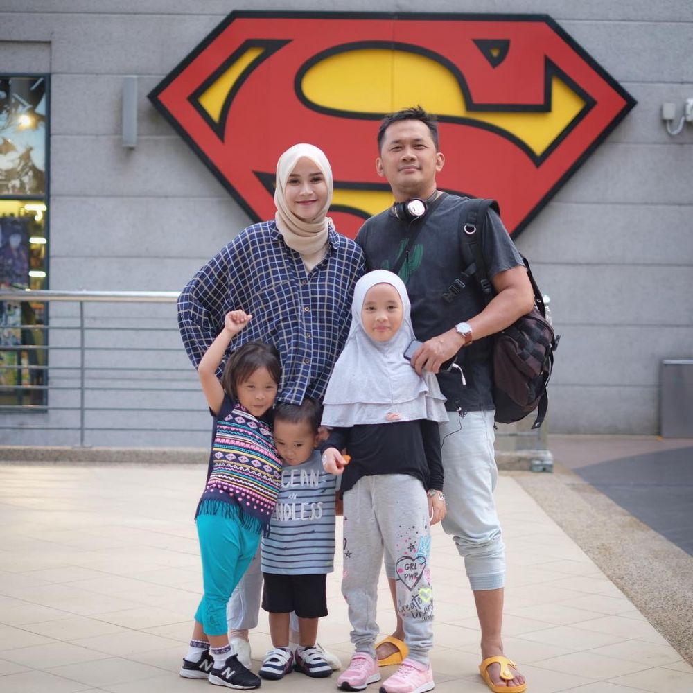 Usia terpaut jauh, 7 seleb ini malah terlihat seumuran dengan pasangan