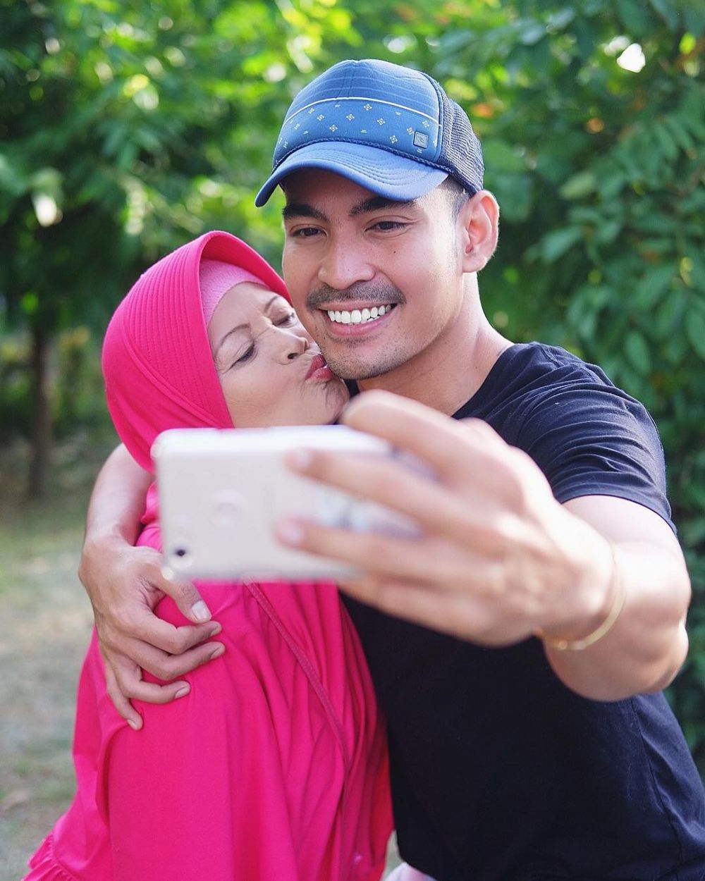10 Potret kedekatan Robby Purba dengan mamanya yang bikin baper