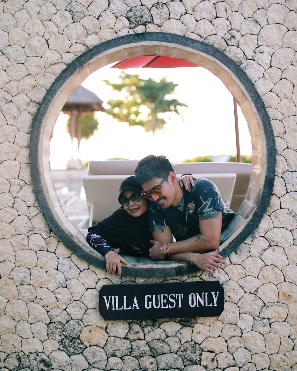 10 Potret kedekatan Robby Purba dengan mamanya yang bikin baper