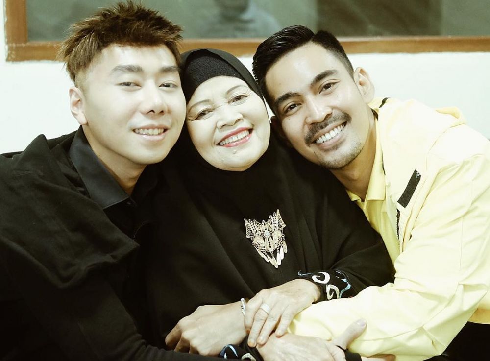 10 Potret kedekatan Robby Purba dengan mamanya yang bikin baper