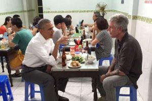 Ingat Obama makan di warung kaki lima ini? Begini kondisi mejanya kini