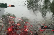 4 Tips berkendara aman saat hujan menurut Rifat Sungkar