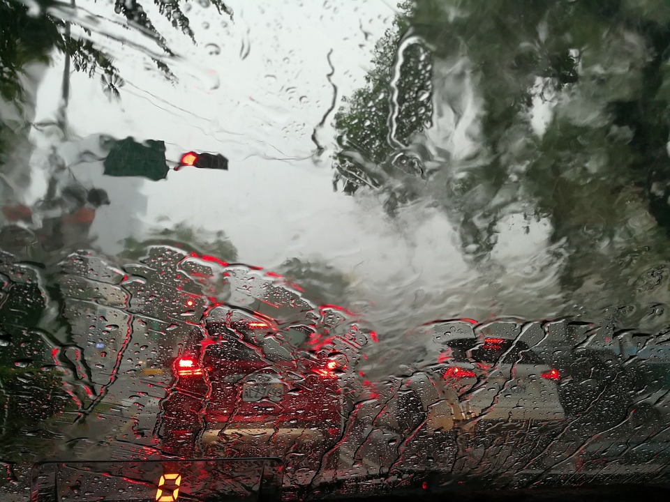4 Tips berkendara aman saat hujan menurut Rifat Sungkar