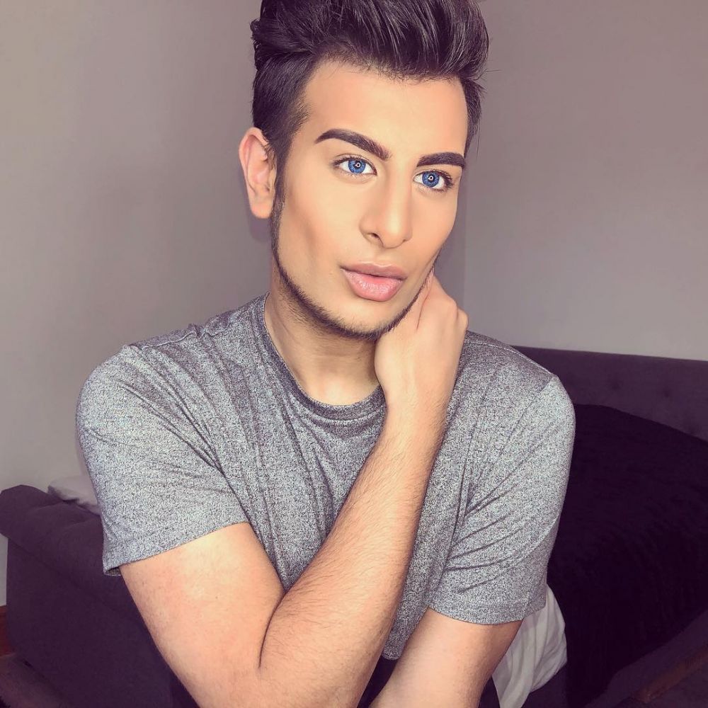 Cowok ini dinobatkan jadi Raja Selfie, sehari bisa hasilkan 200 foto 