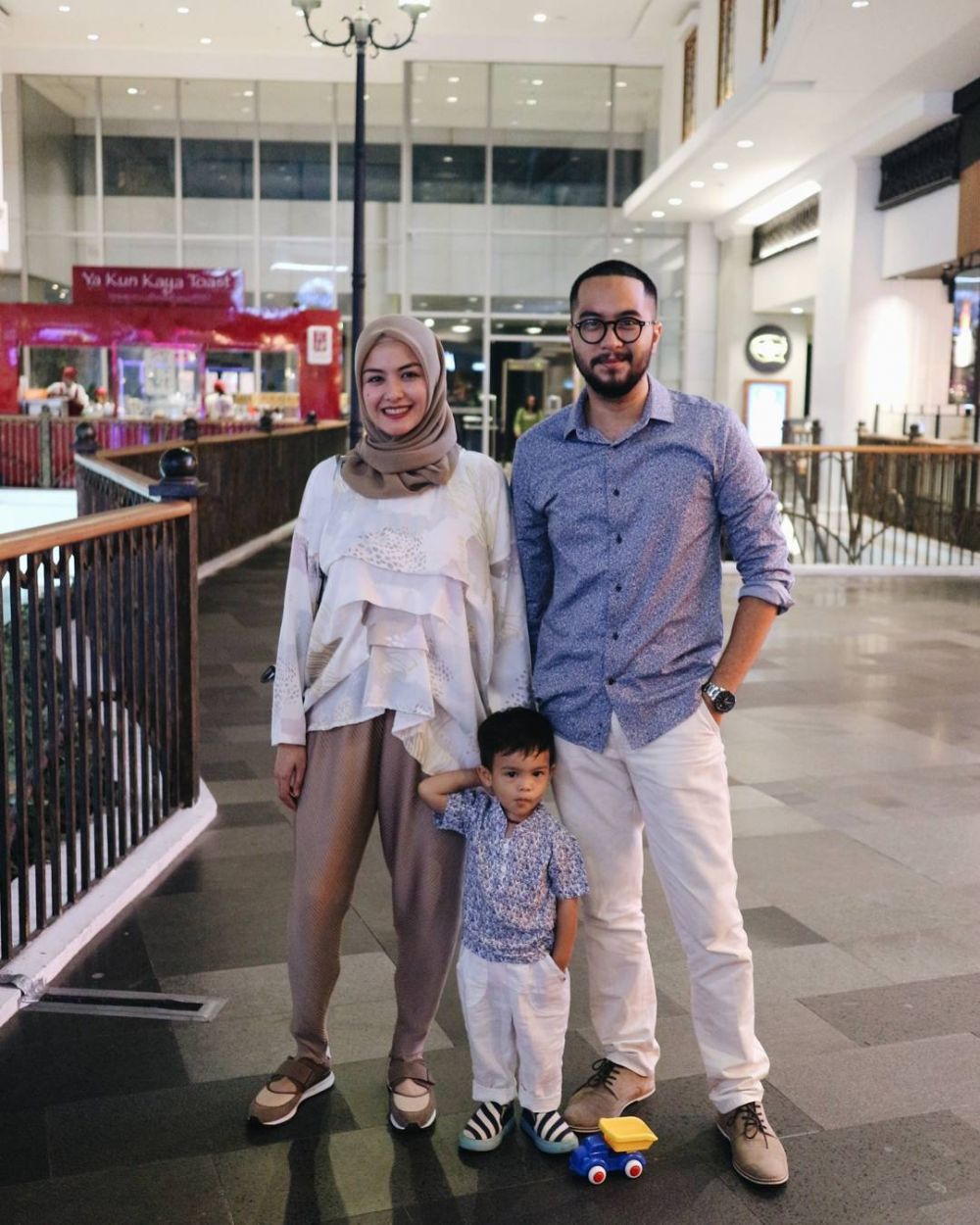 Fokus ibu rumah tangga, ini 10 momen manis Revalina S Temat & keluarga