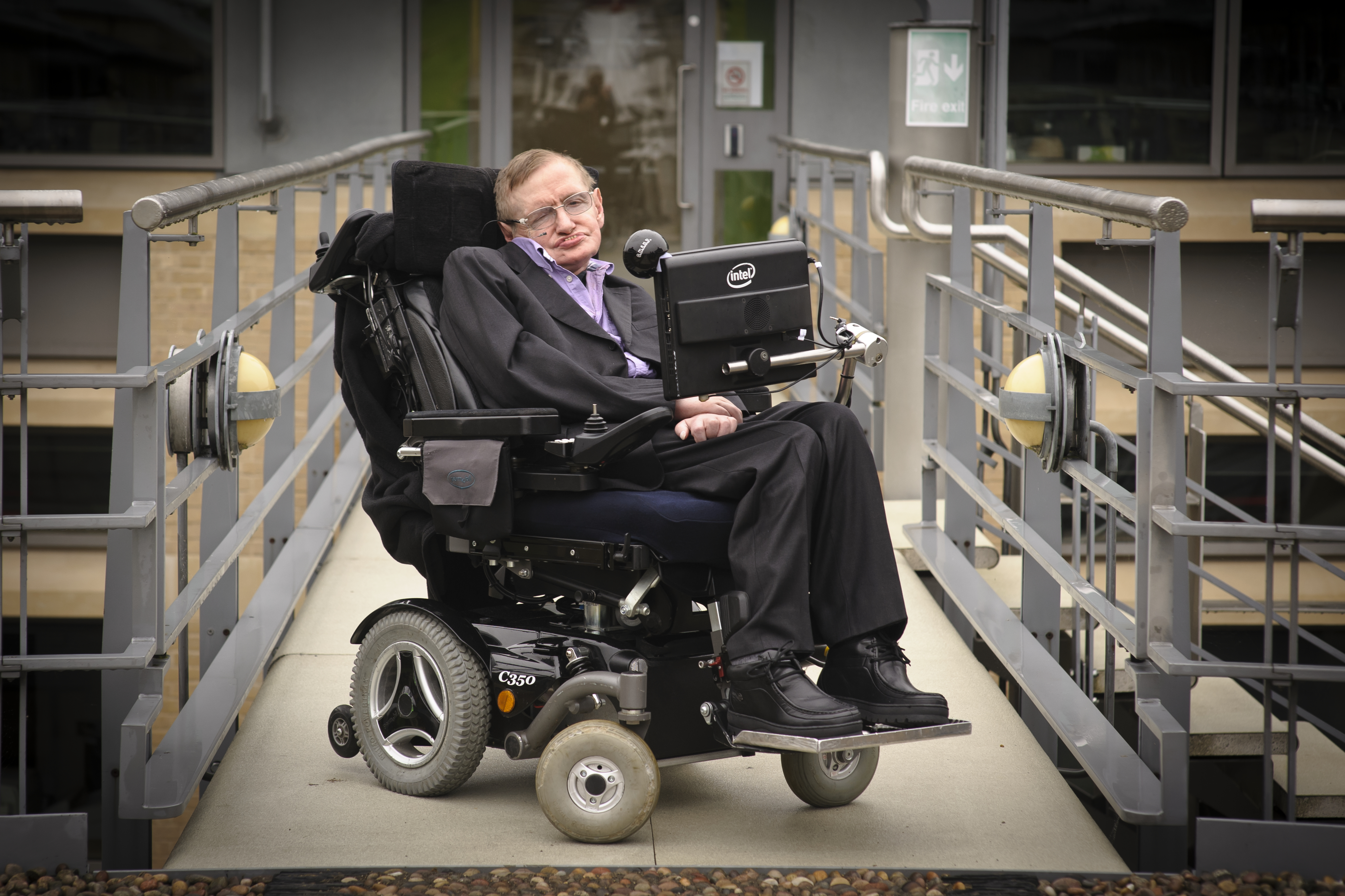 5 Pernyataan Stephen Hawking yang mengejutkan dan kontroversial