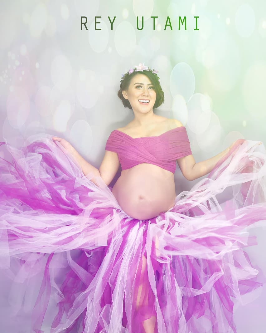 Bersiap lahiran anak kedua, begini 10 foto maternity Rey Utami