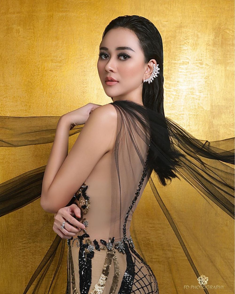 Gaya 7 seleb kenakan baju tipis menerawang, cantik dan elegan banget