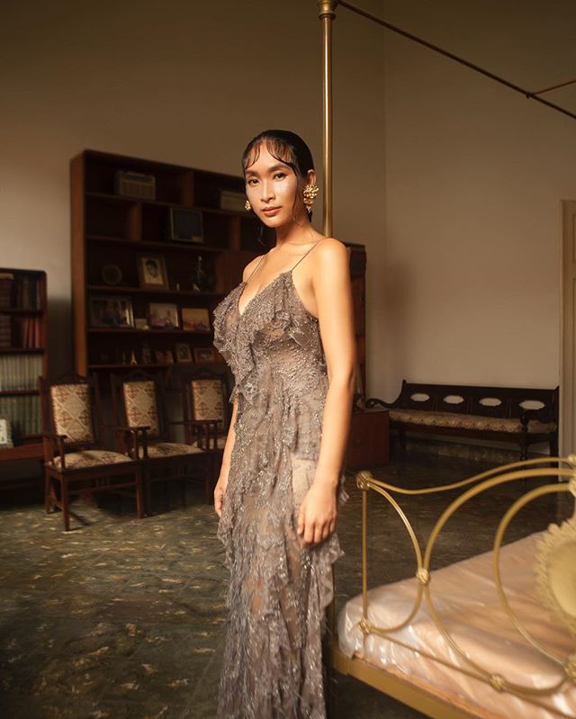 Gaya 7 seleb kenakan baju tipis menerawang, cantik dan elegan banget