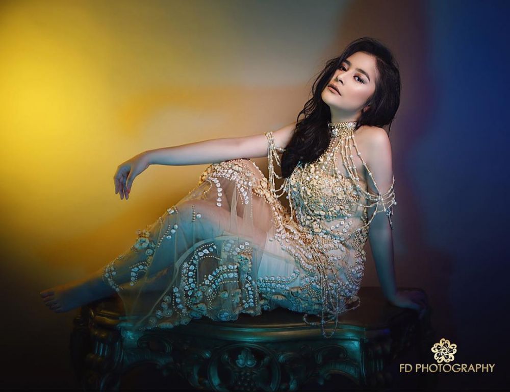 Gaya 7 seleb kenakan baju tipis menerawang, cantik dan elegan banget