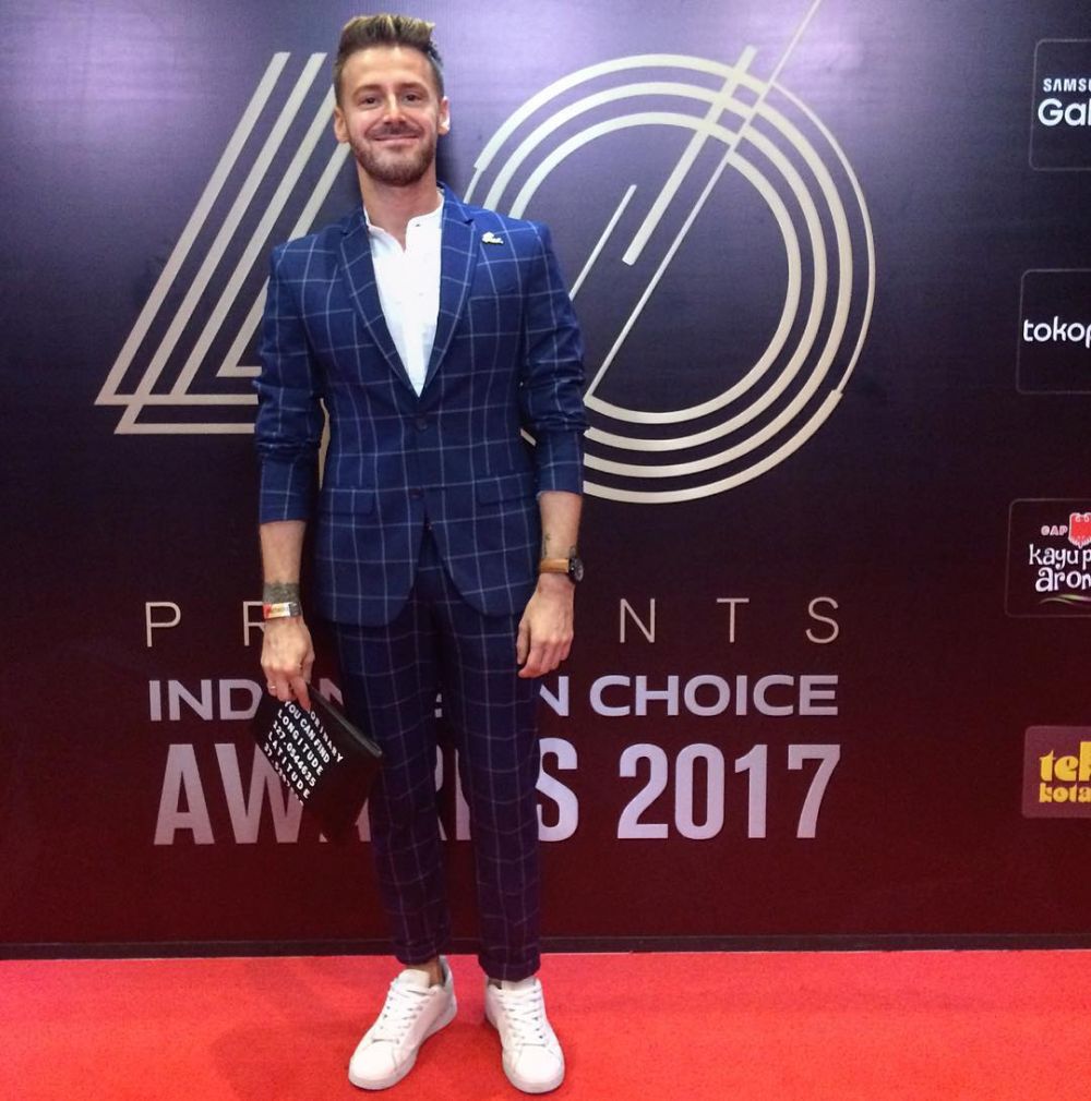 10 Gaya seksi Cerrada, juara Prancis Idol yang berkarier di Indonesia